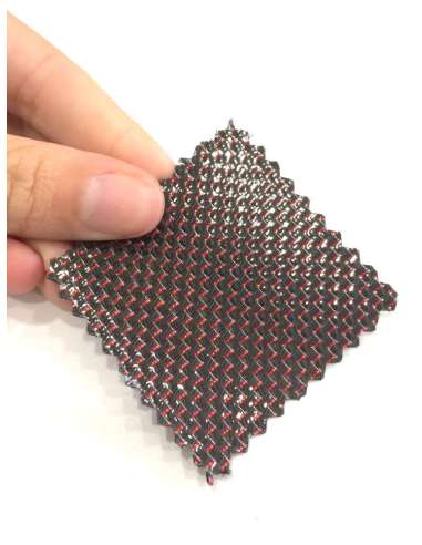 Folha de fibra de carbono flexível de amostra comercial com seda colorida (cor preto e vermelho) - 50x50 mm.
